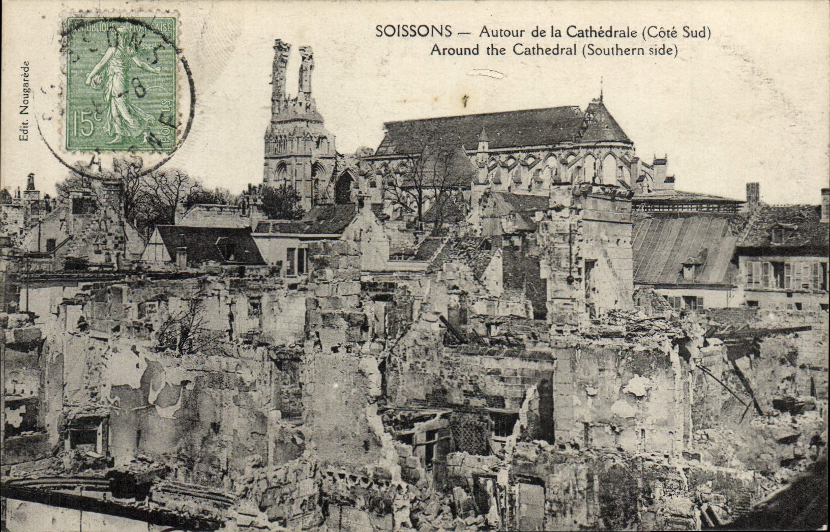 CPA Soissons Autour de la cathedrale Militaria 
