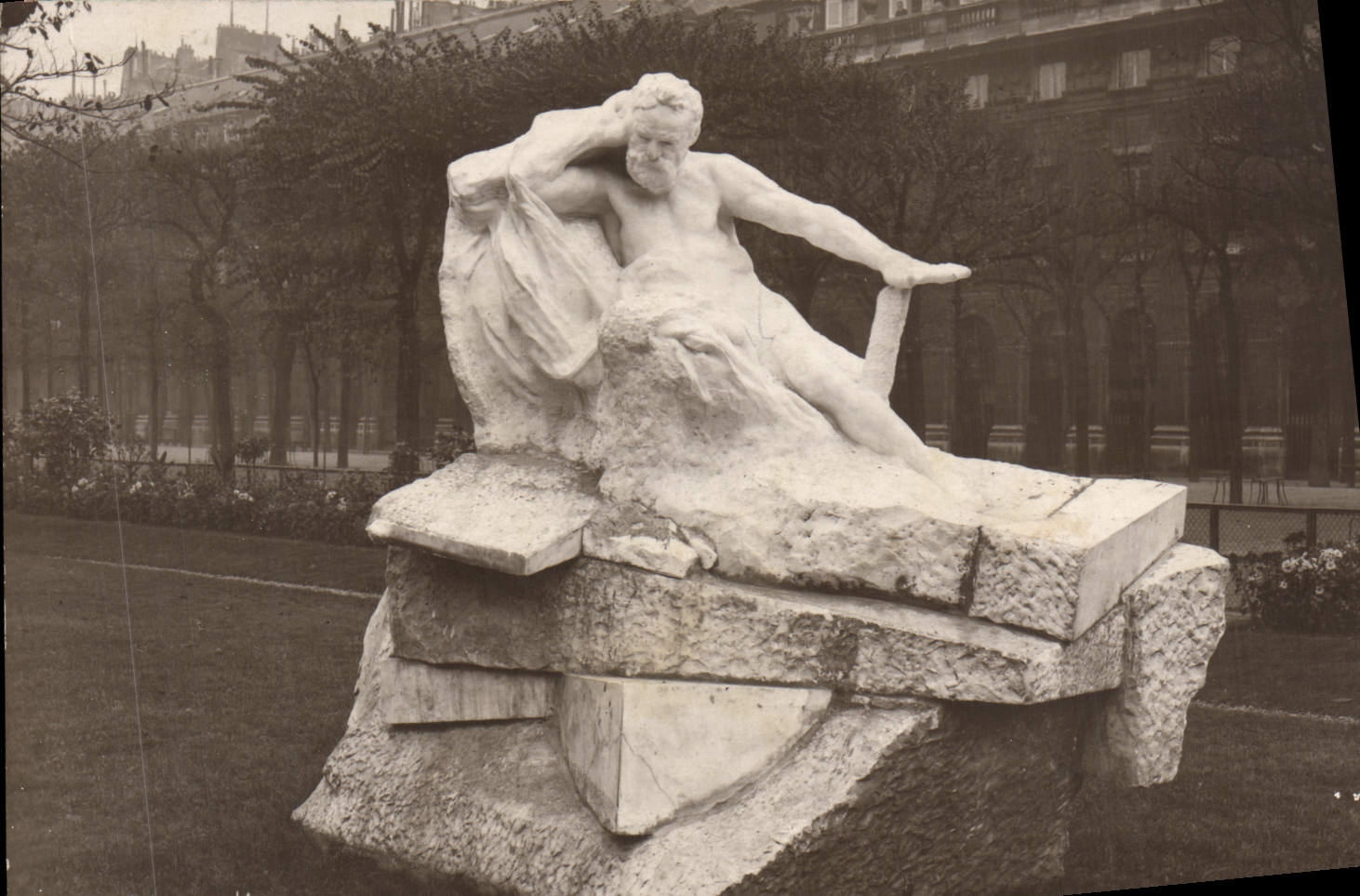 CPA Paris Victor Hugo par Rodin 
