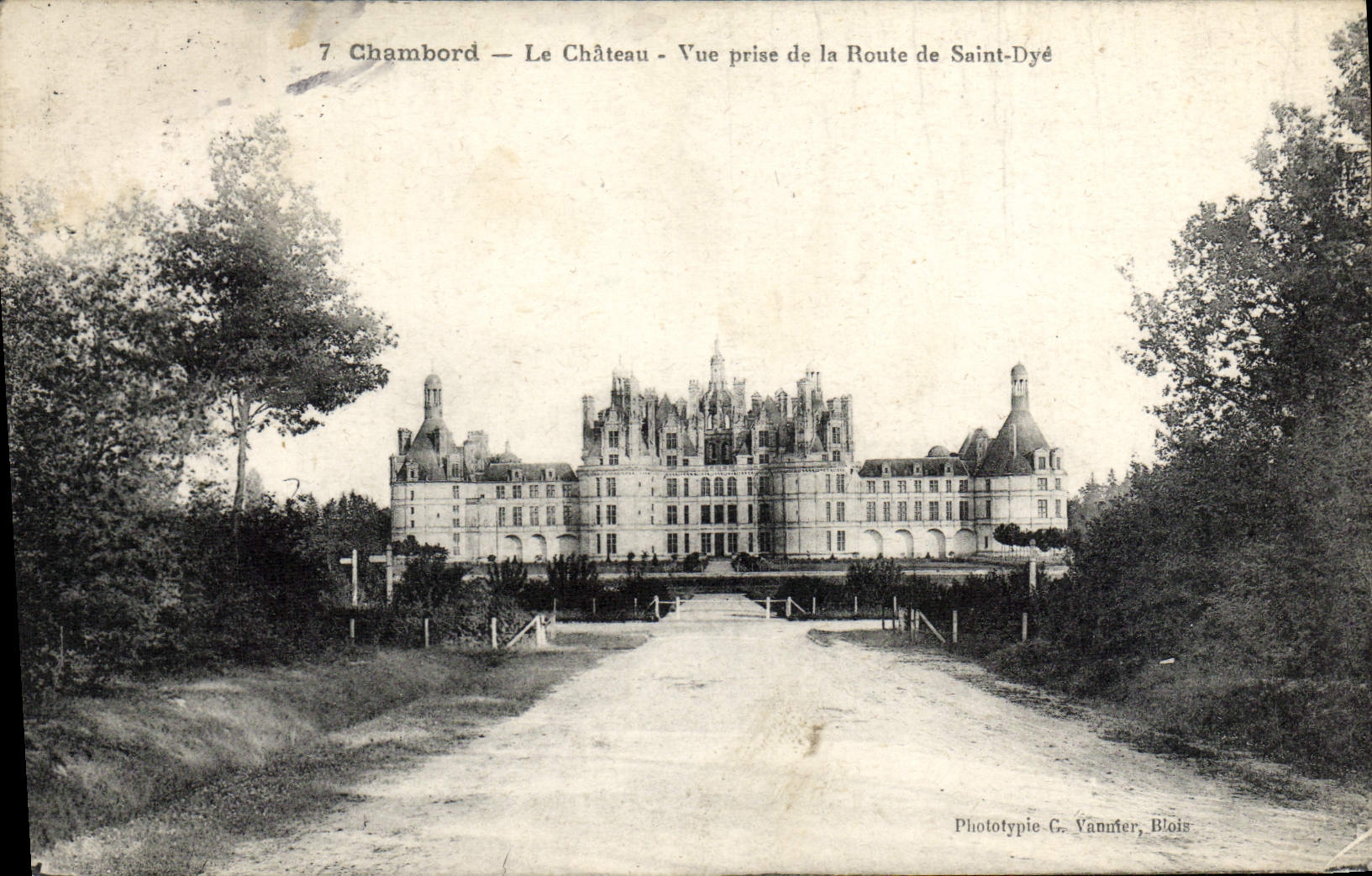 CPA Chambord Le Chateau Vue Prise De La Route De Saint Dye