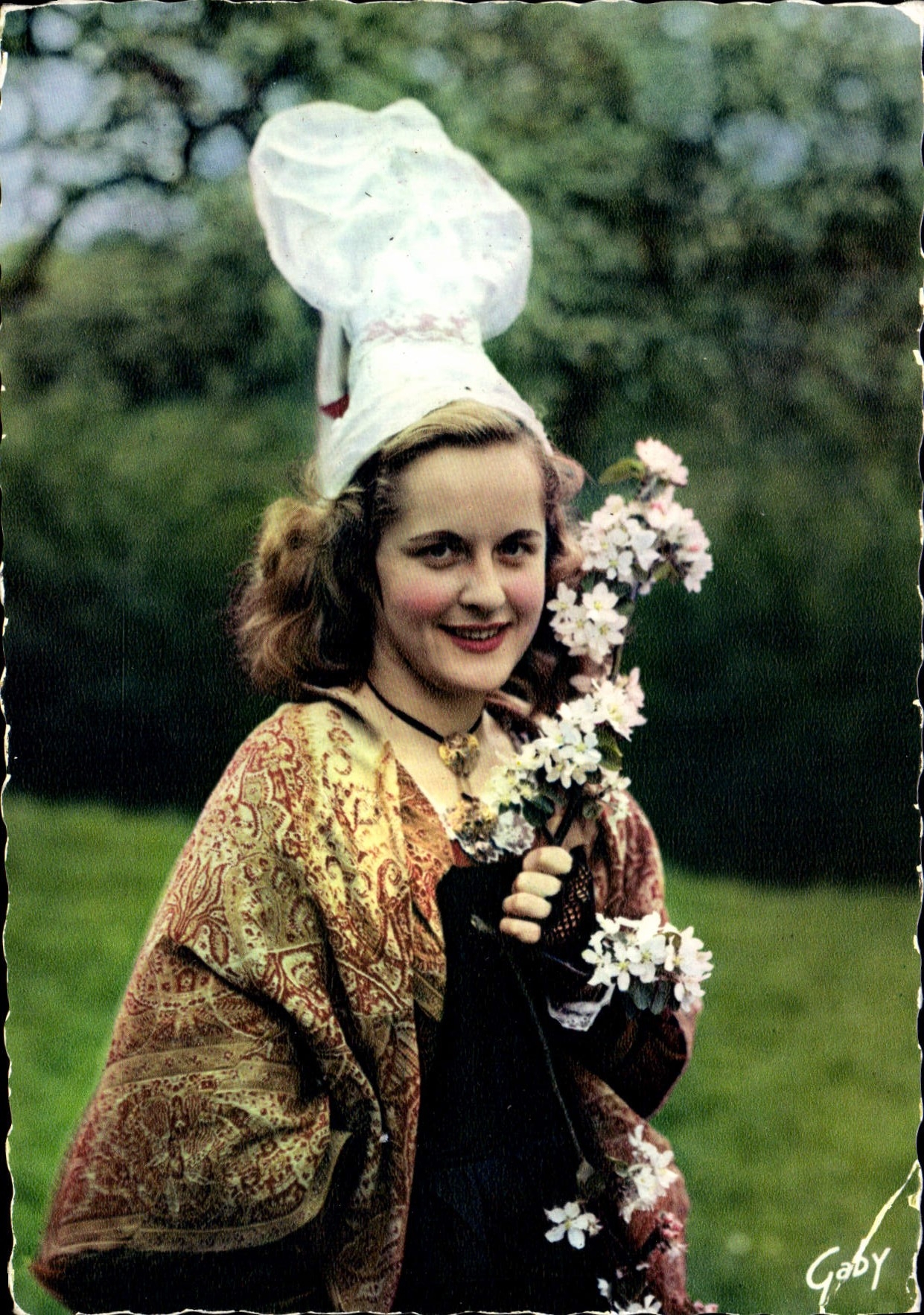 CPM Folklore De France La Normandie Printemps En Normandie Costume Du Lieuvin Coiffe Du Bessin Folklore