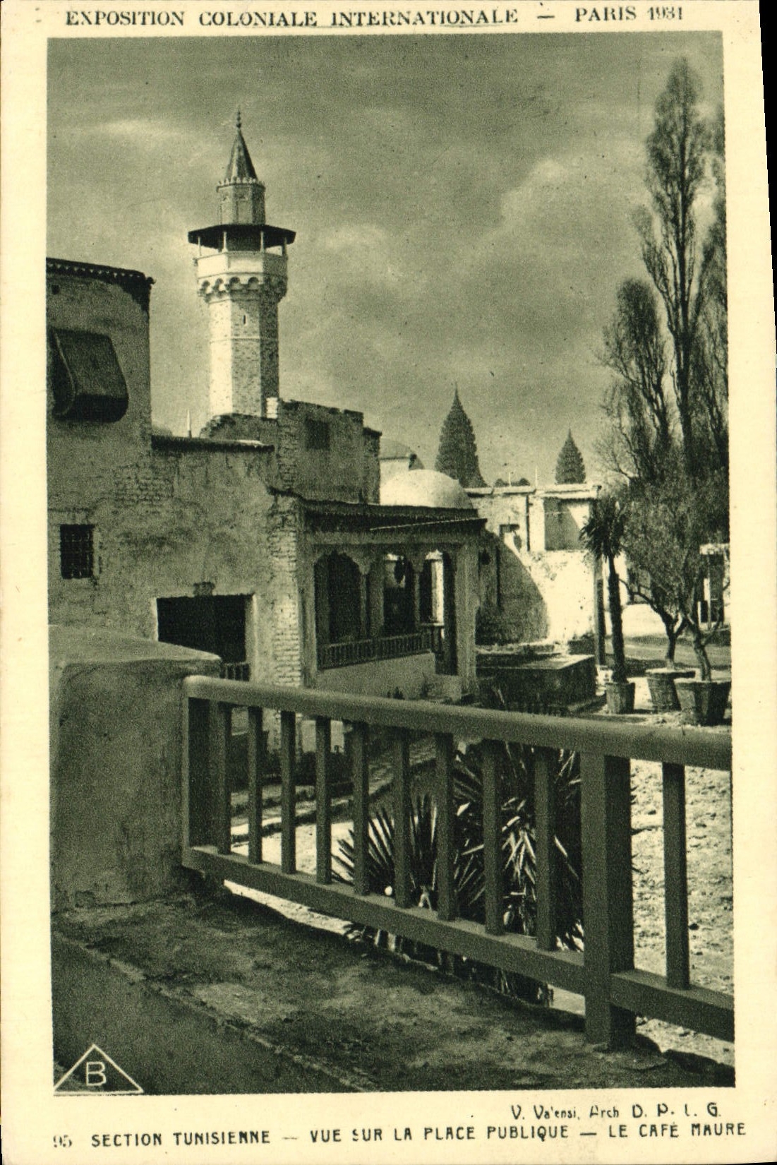 VINTAGE POSTCARD Fair Colonial International Paris 1931 Tunisian Section Sight on the public place the coffee Moor