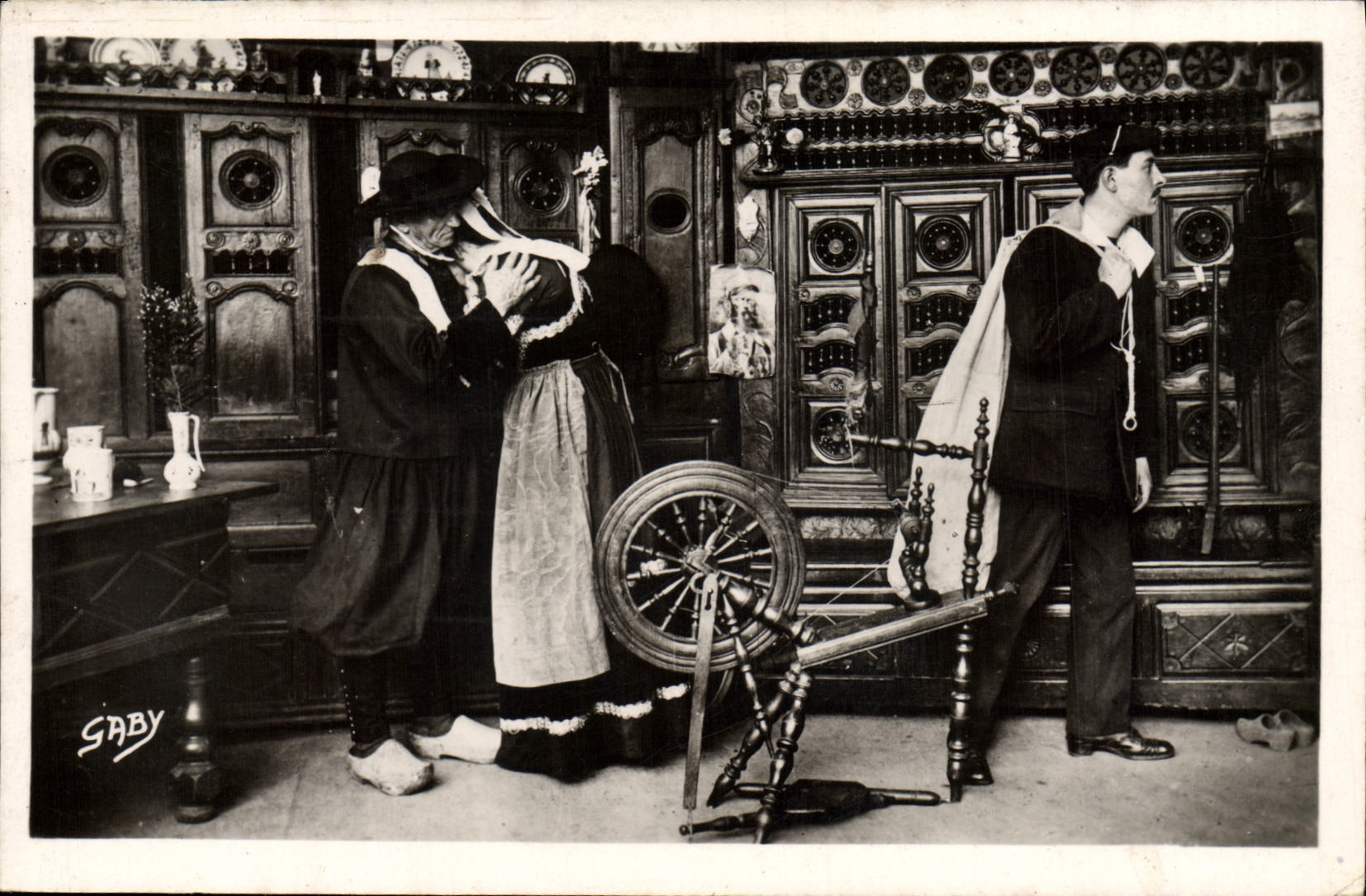 CPA En Bretagne Autour des lits clos Le depart du marin Folklore