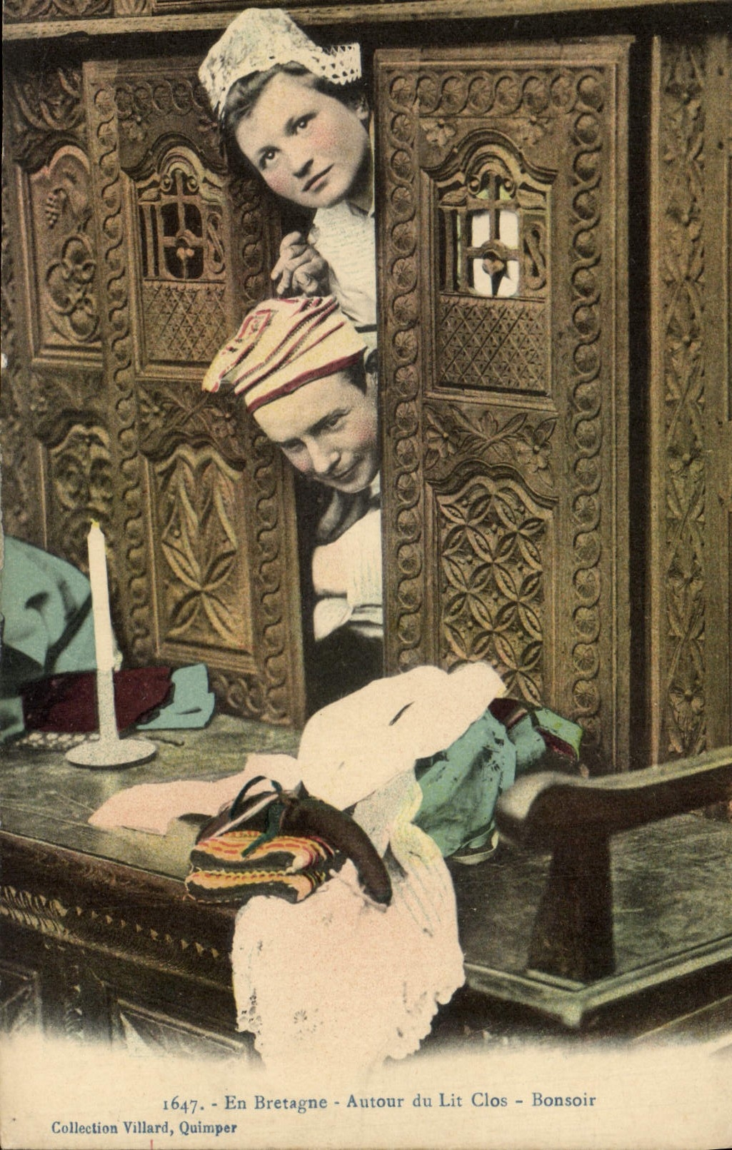 CPA La Bretagne Autour du lit clos Bonsoir Folklore