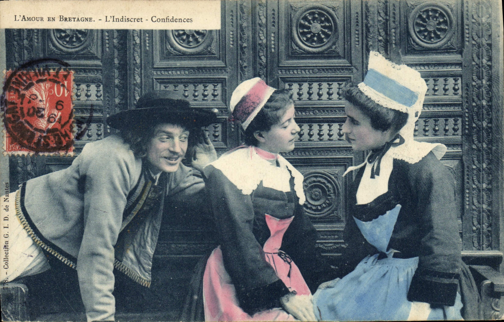 CPA En Bretagne L'amour L'indiscret Confidences Folklore