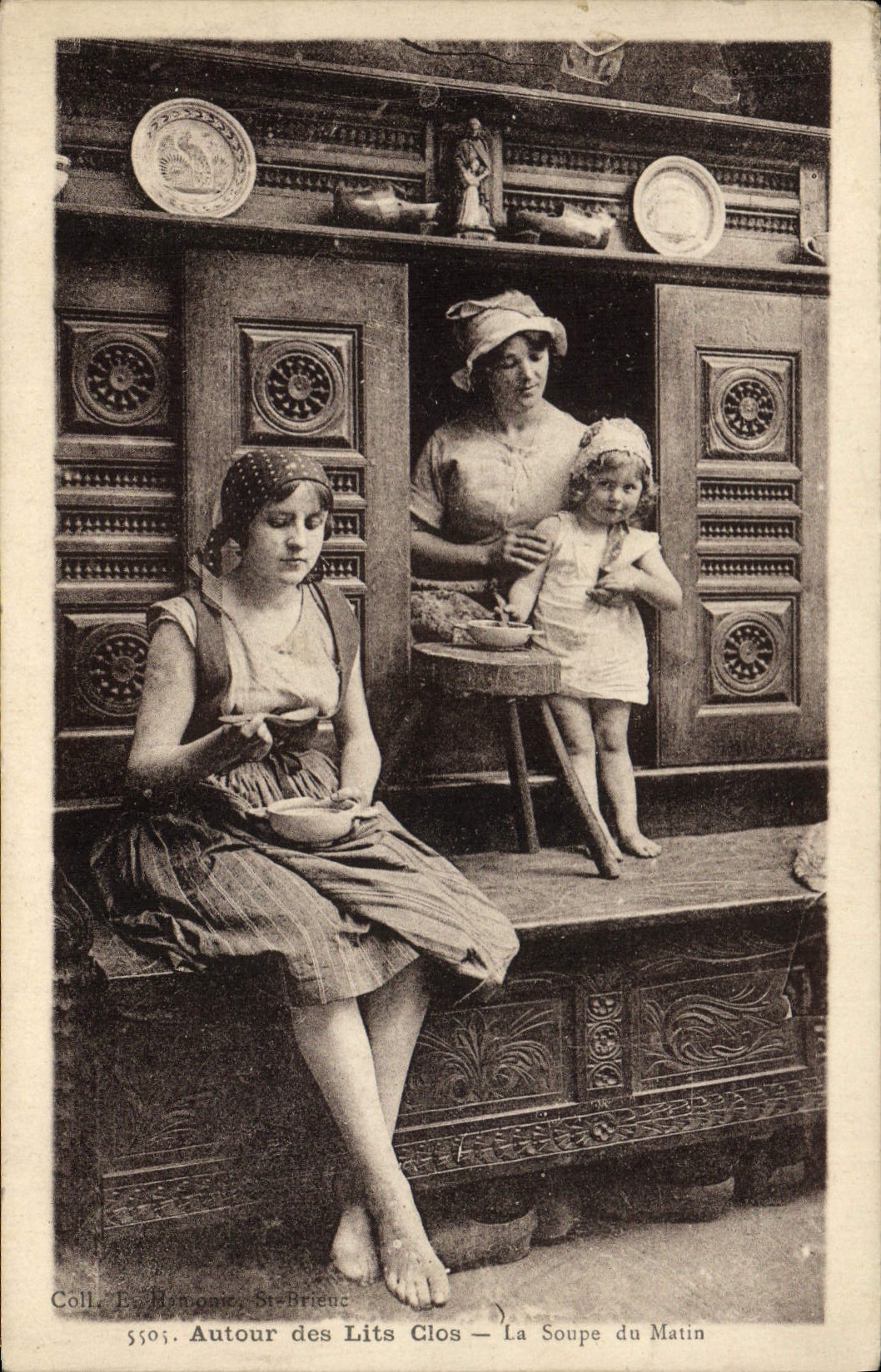 CPA Autour des Lits Clos La Soupe du Matin Folklore