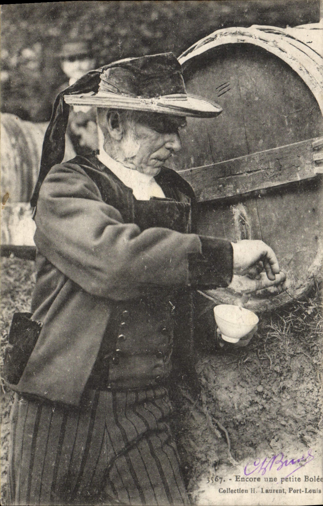 CPA Encore une petite bolee Folklore Alcool 