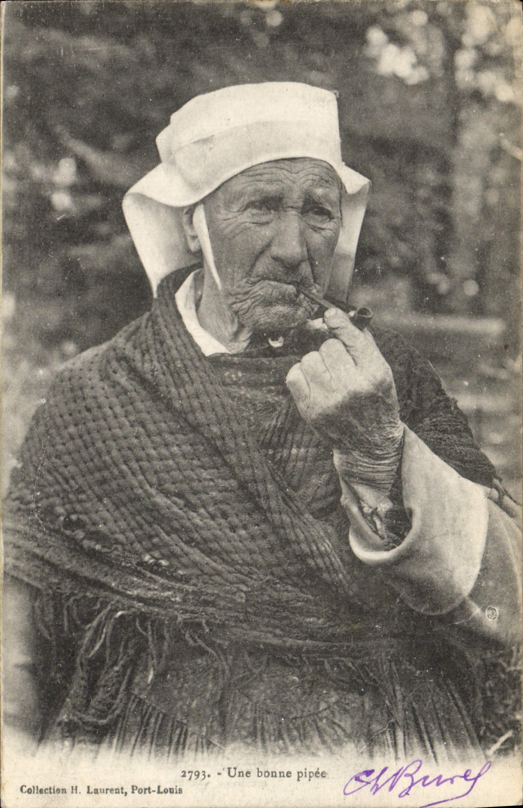 CPA Un Bonne Pipee Folklore Bretagne