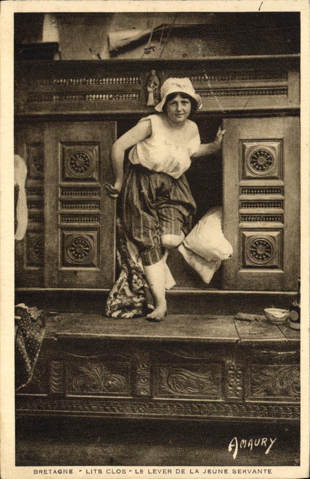 CPA Bretagne Lits Clos Le Lever De La Jeune servante Folklore