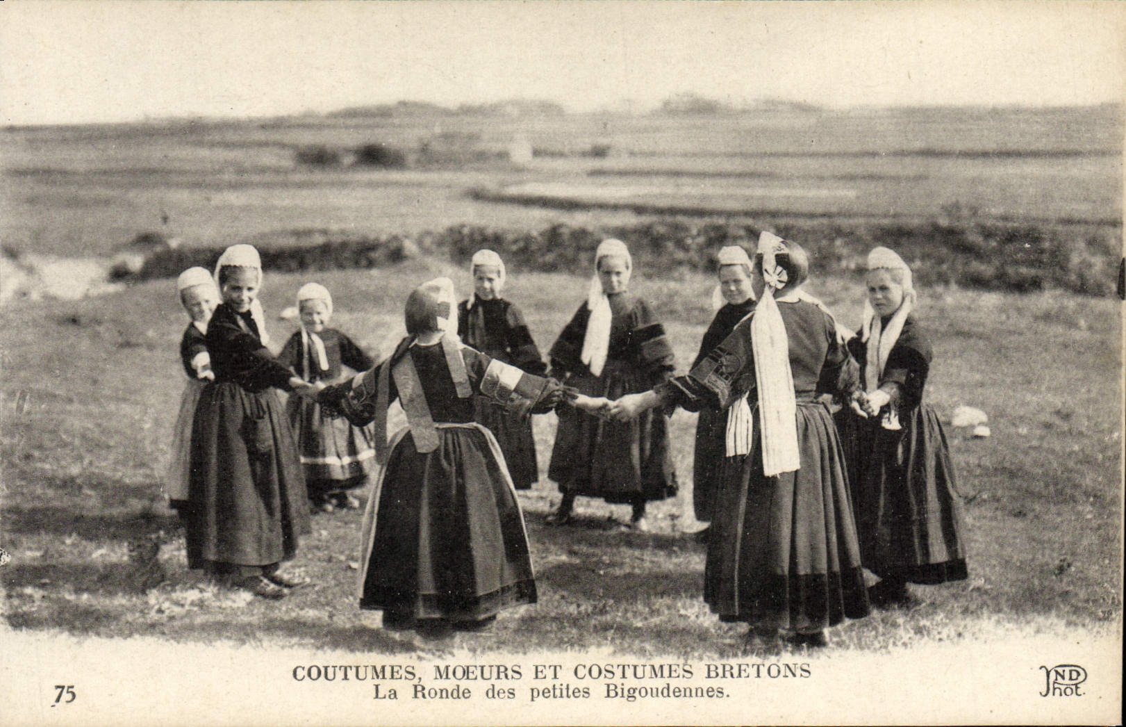 CPA Costumes Moeurs Et Costumes Bretons la rondes des petites bigoudennes Folklore