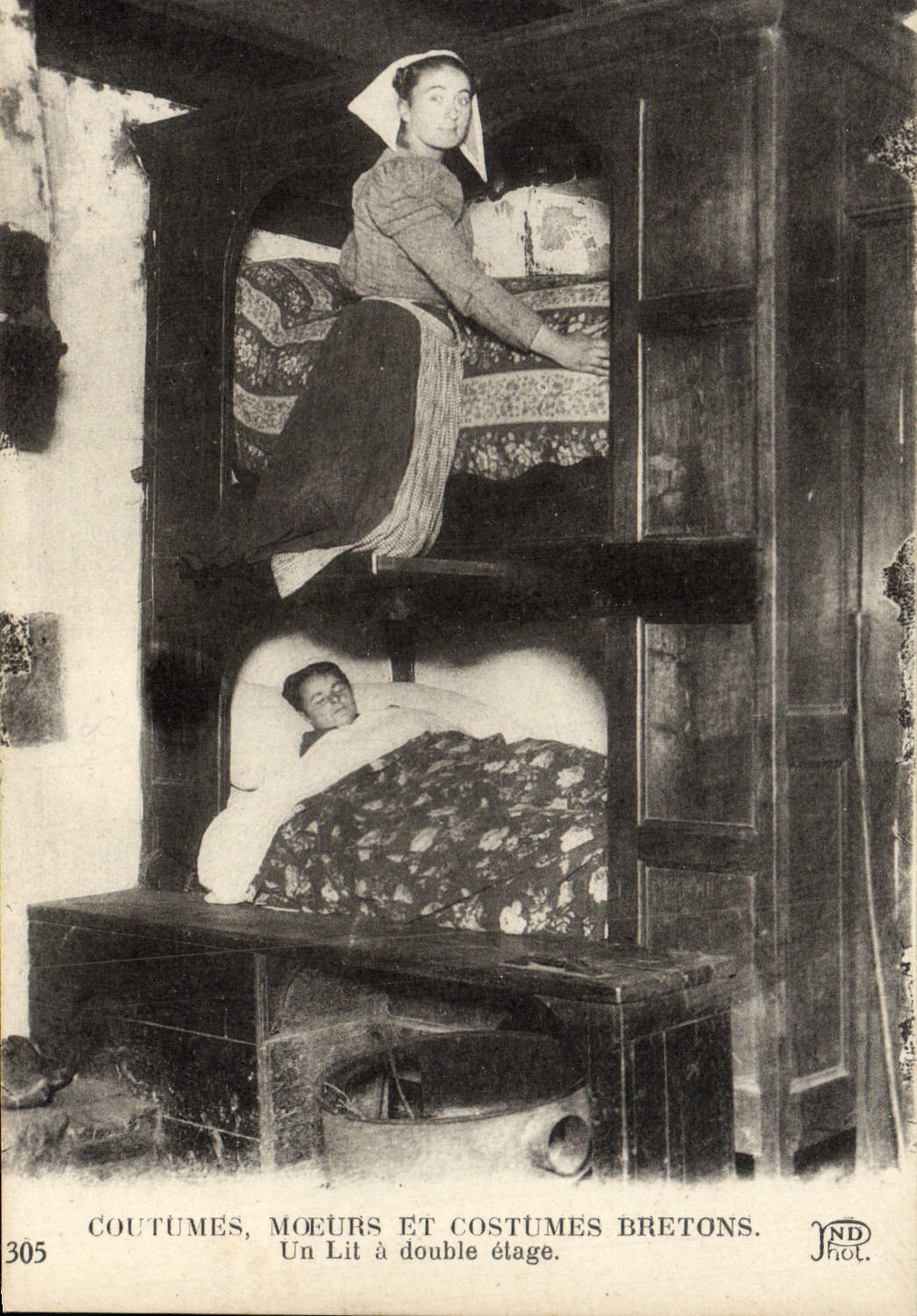 CPA Costumes Moeurs Et Costumes Bretons Un lit a double etage Folklore