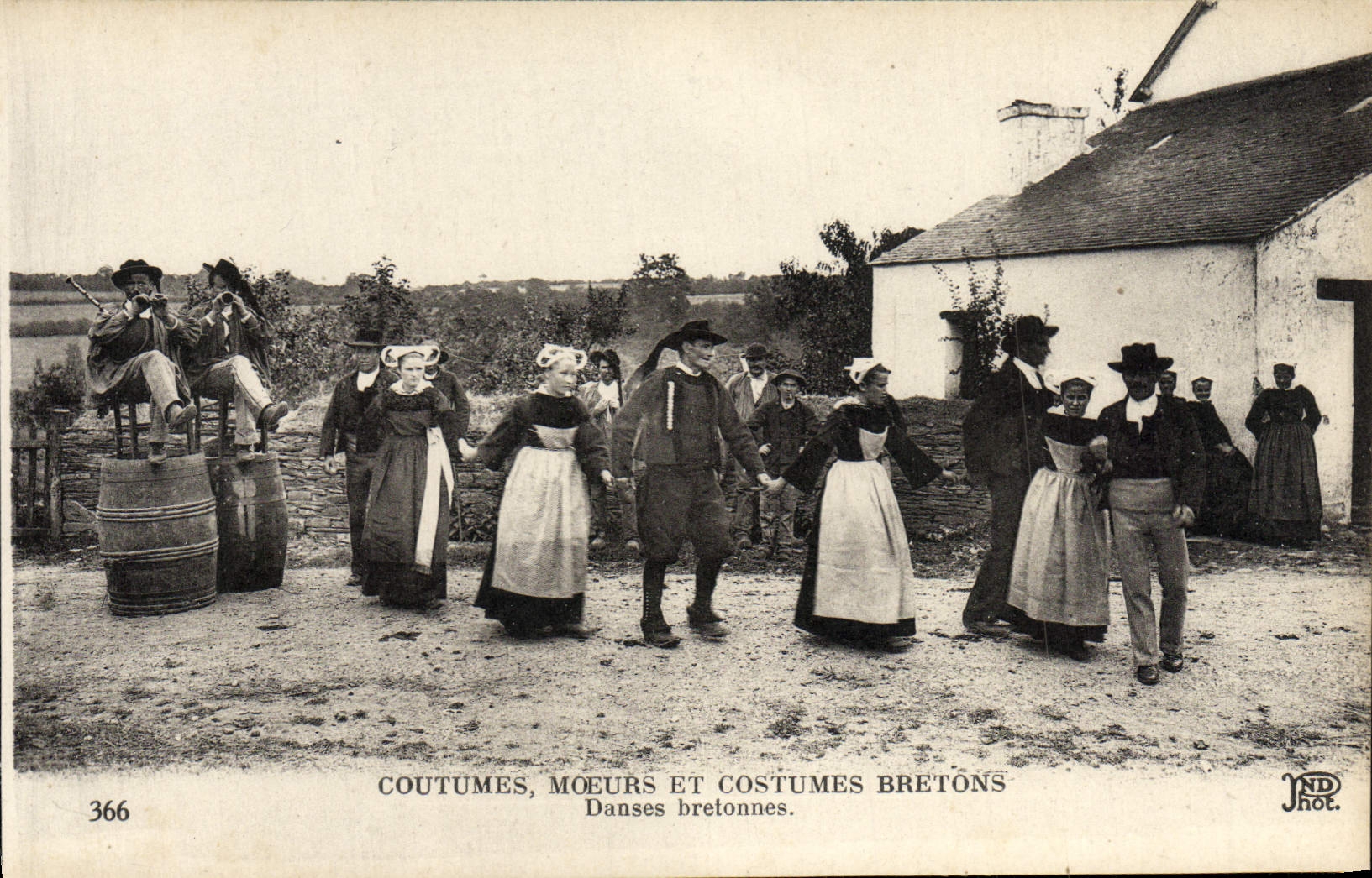 CPA Costumes Moeurs Et Costumes Bretons Danses bretonnes Folklore