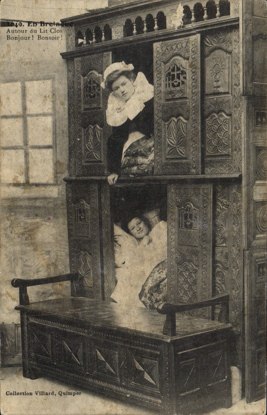 CPA En Bretagne Autour du lit clos Folklore
