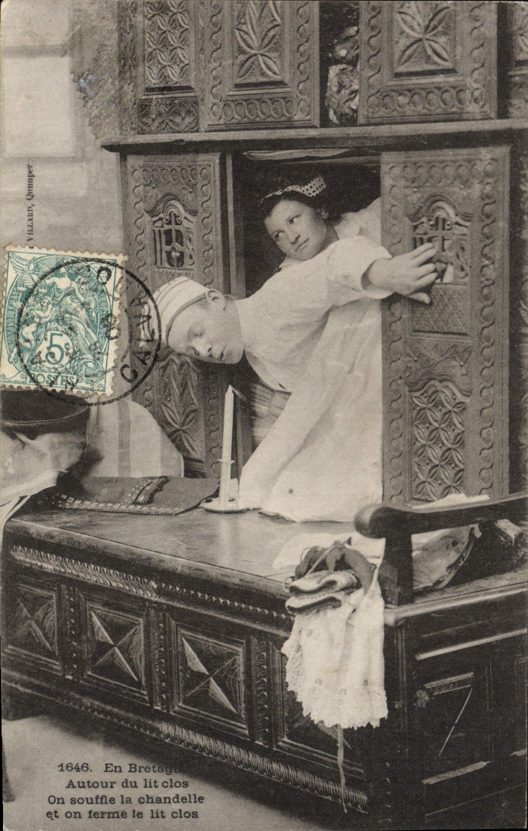 CPA En Bretage Autour du Lit clos on souffle la Chandelle et on ferme le lit clos Folklore