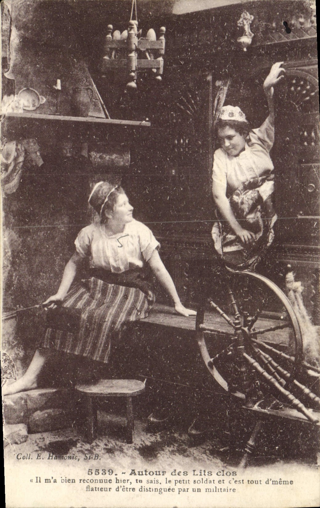 CPA Autour des Lits Clos Folklore