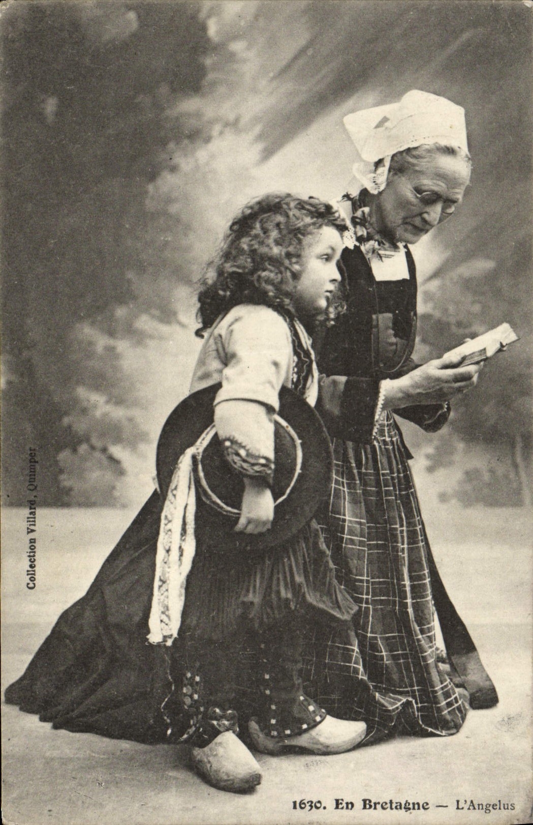 CPA En Bretagne L'Angelus Folklore