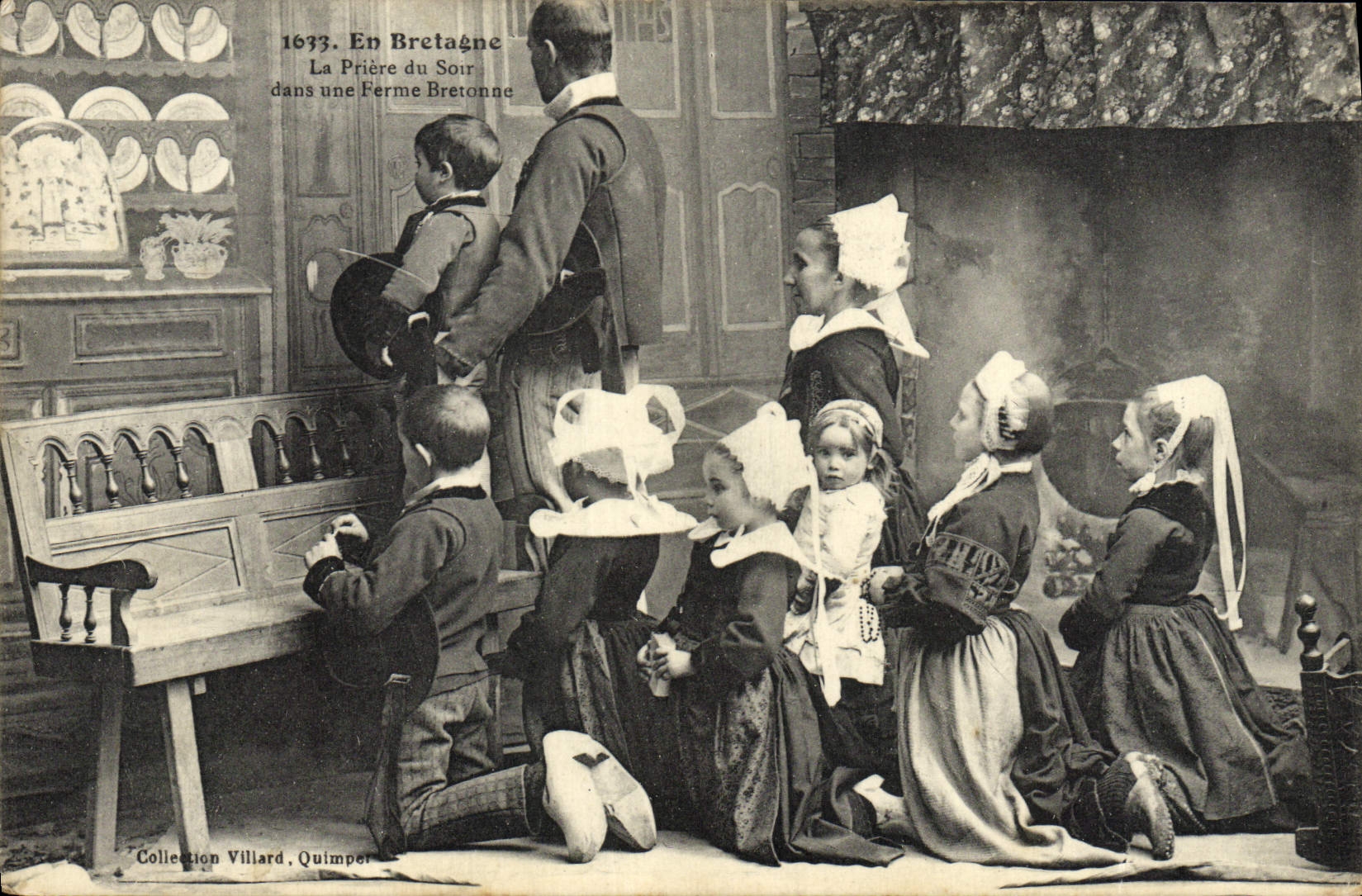 CPA En Bretagne La priere du soir dans une ferme bretonne Folklore Enfants