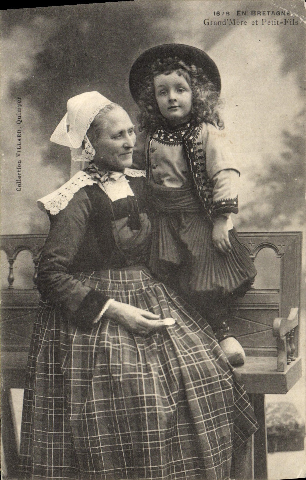 CPA Bretagne Grand mere et petit fils Folklore