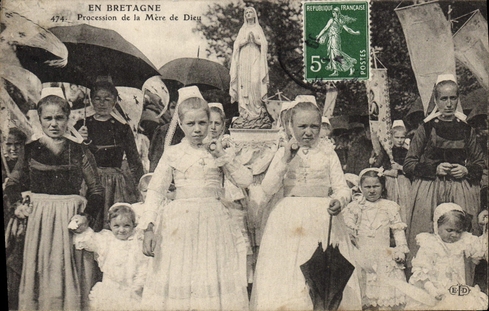 CPA Bretagne Procession de la Mere de Dieu Enfants Folklore