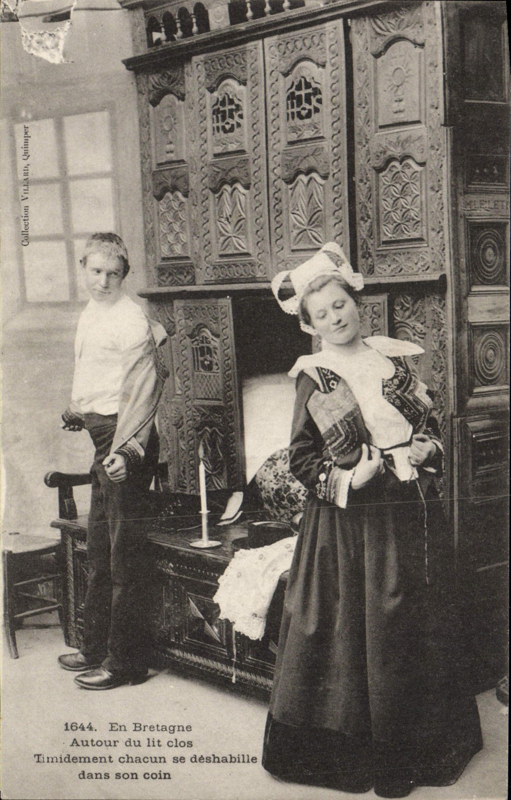CPA Bretagne Autour du lit Clos Folklore