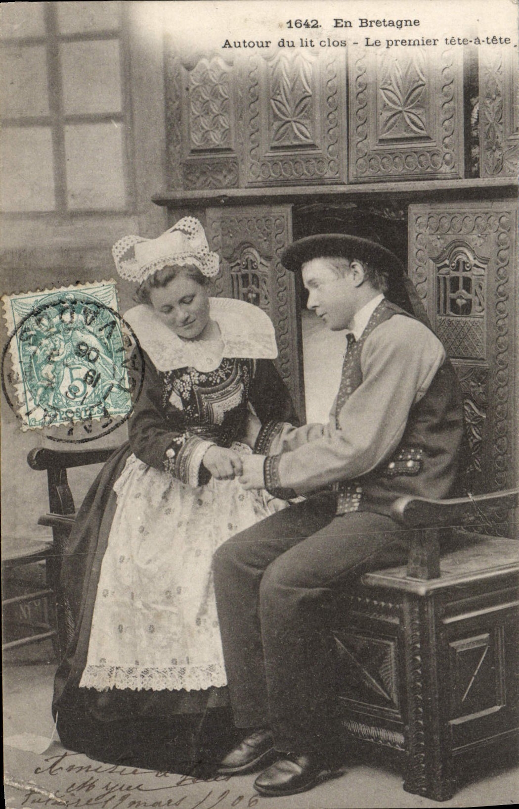 CPA En Bretagne Autour du lit Clos Le premier tete a tete Folklore