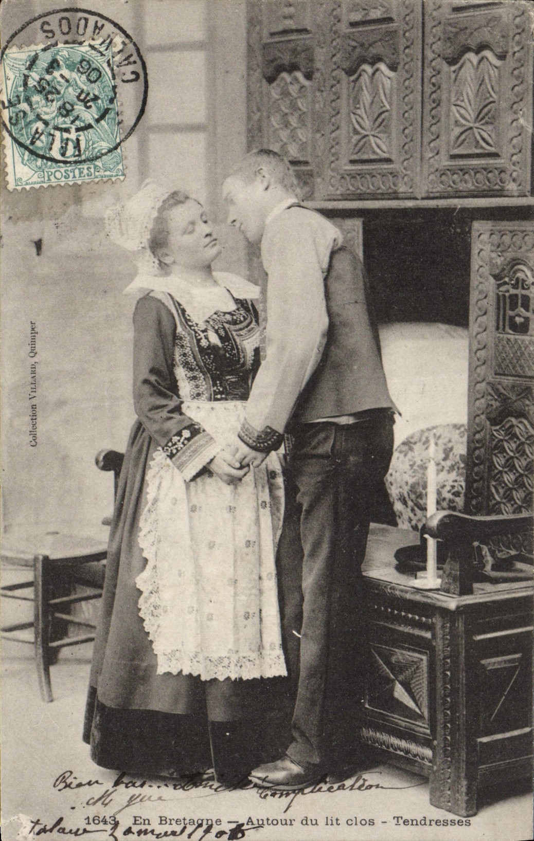 CPA En Bretagne Autour du lit Clos Tendresses Folklore