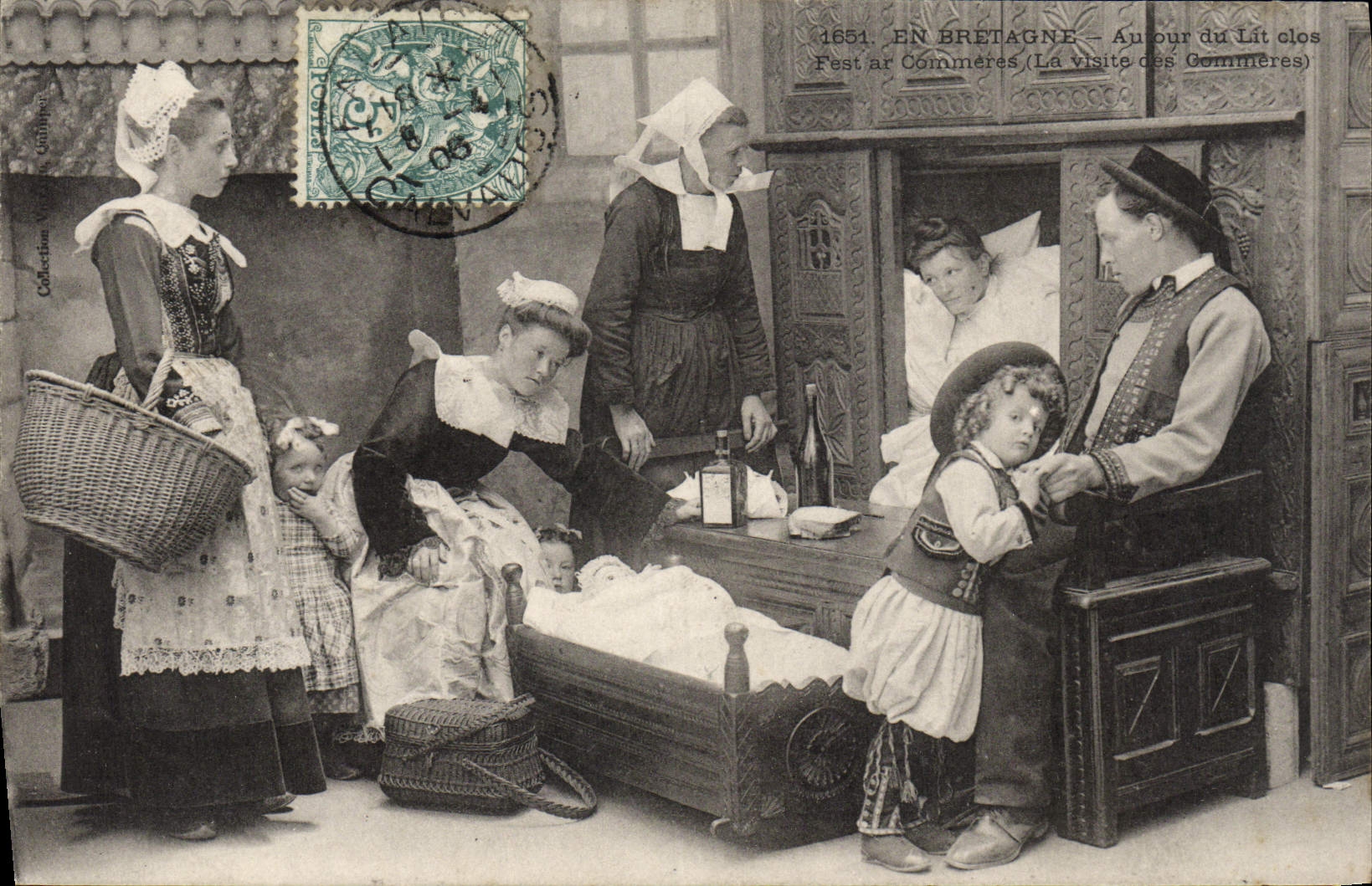 CPA En Bretagne Autour du lit Clos Folklore