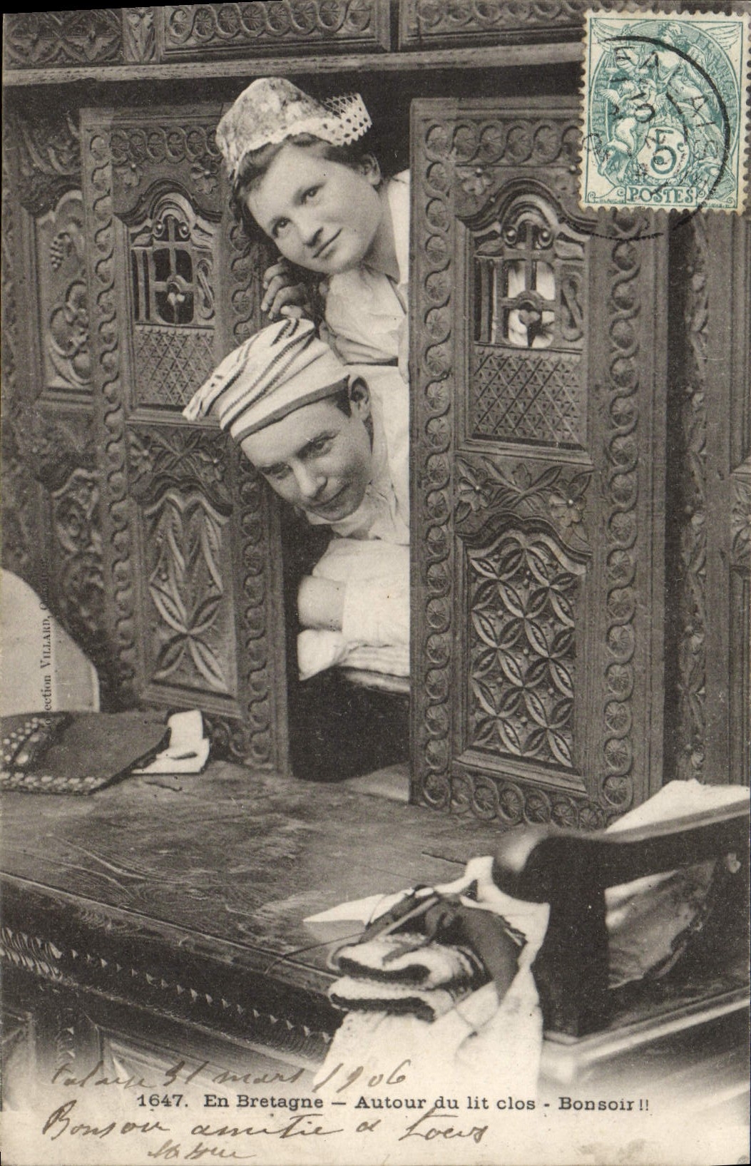 CPA En Bretagne Autour du lit Clos Bonsoir Folklore