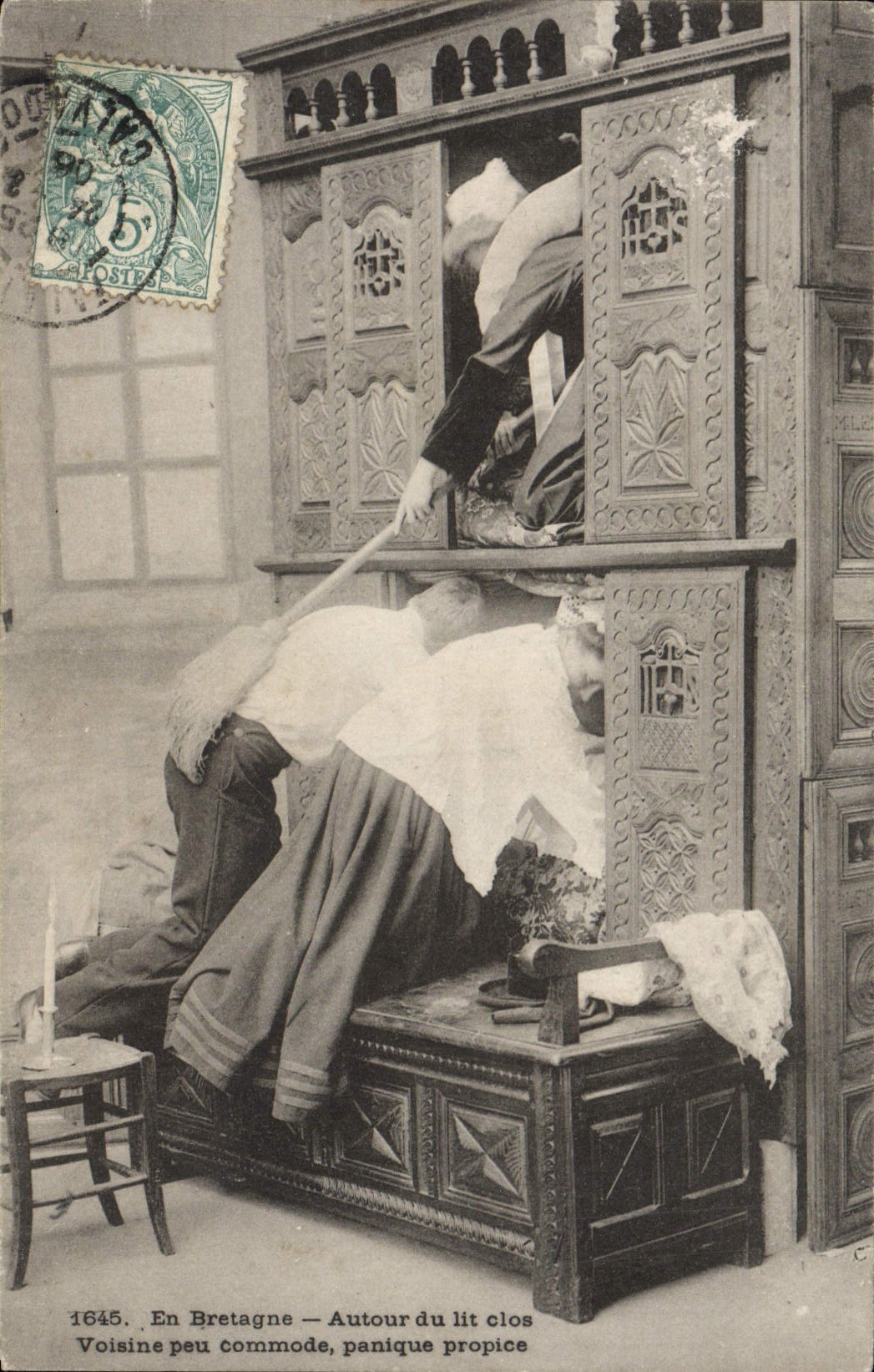 CPA En Bretagne Autour du lit clos Voisine peu Commode Panique Folklore