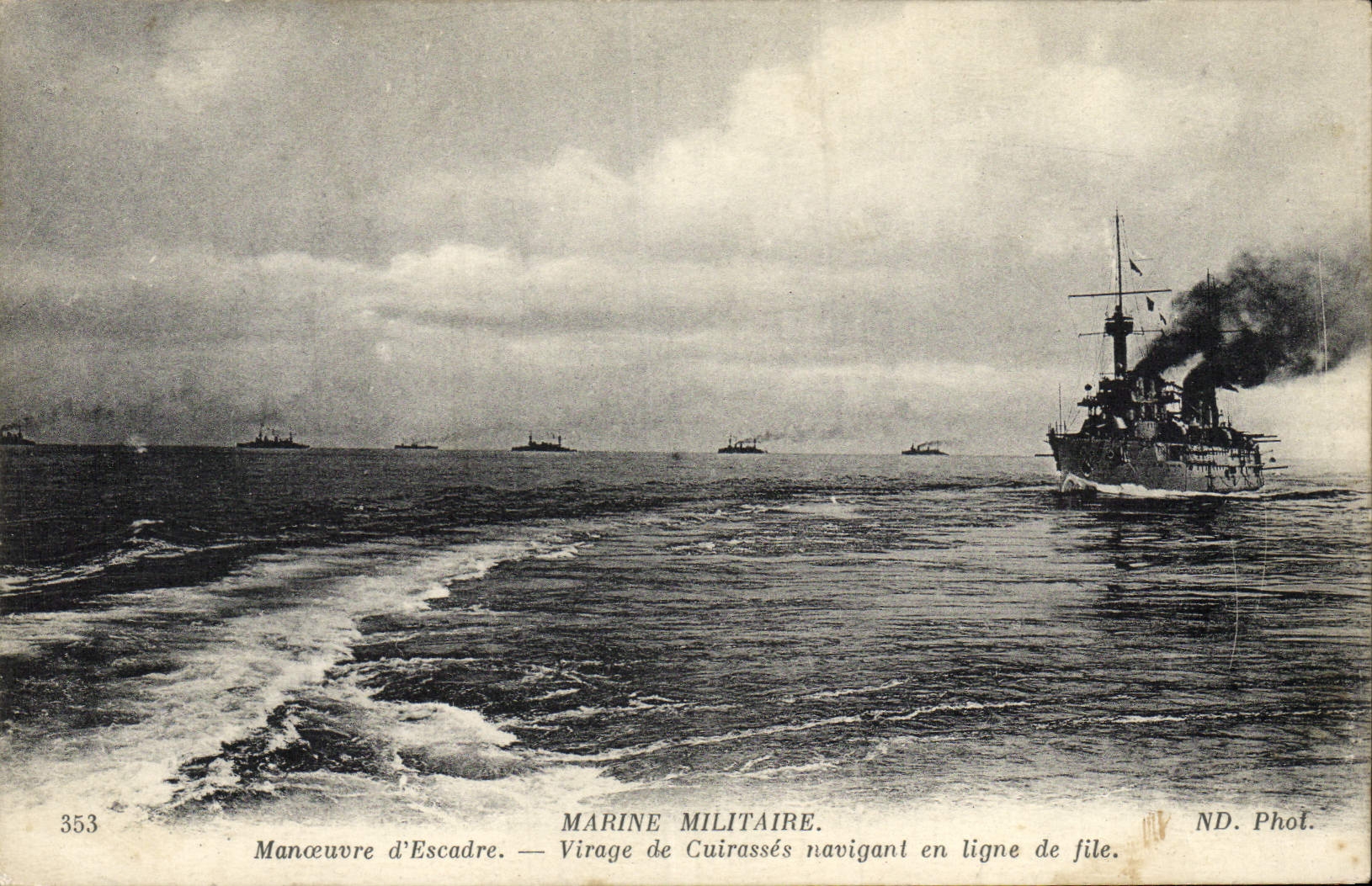 CPA Marine Militaire Virage de Cuirasses navigant en ligne de file Bateau