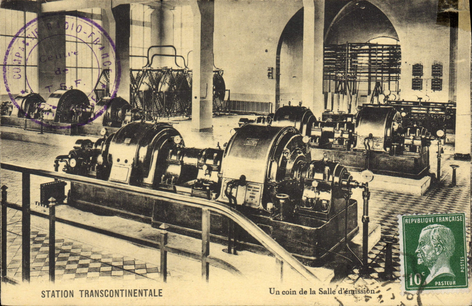 CPA Station transcontinentale Un coin de la salle d'emission