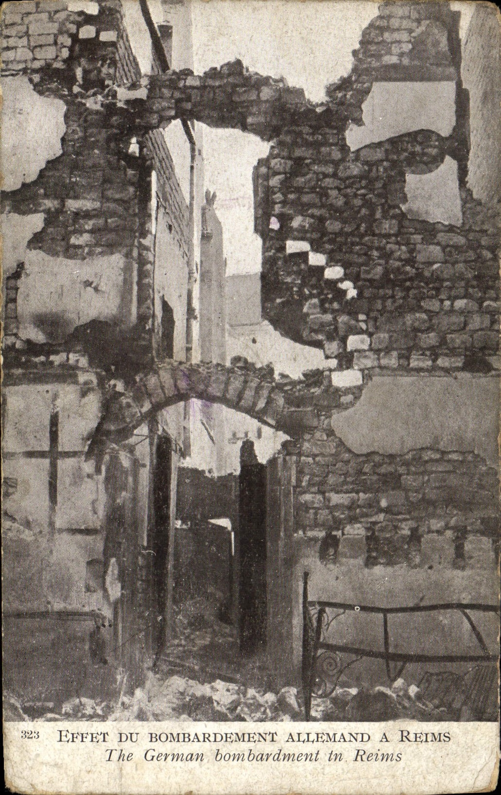 CPA Effet du bombardement allemand a Paris Reims Militaria