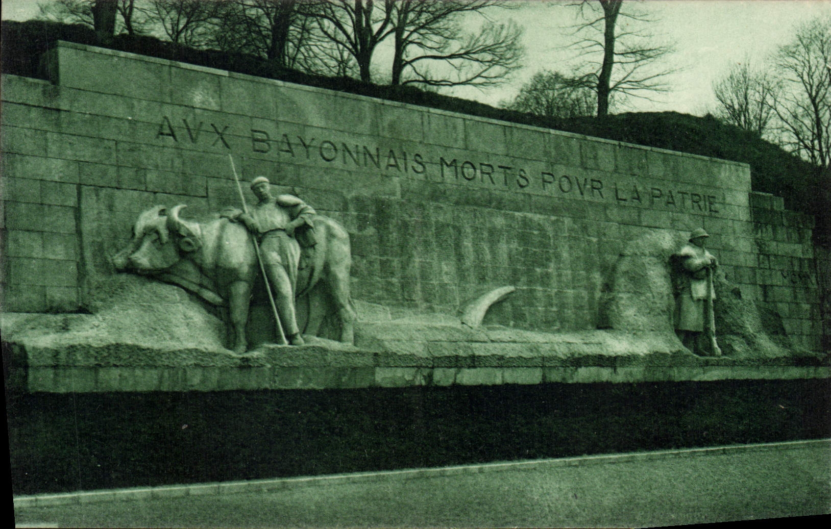 CPA Bayonne Monument des Mords pour la patrie 1914 1918 Militaria Boeufs Attelage Labour