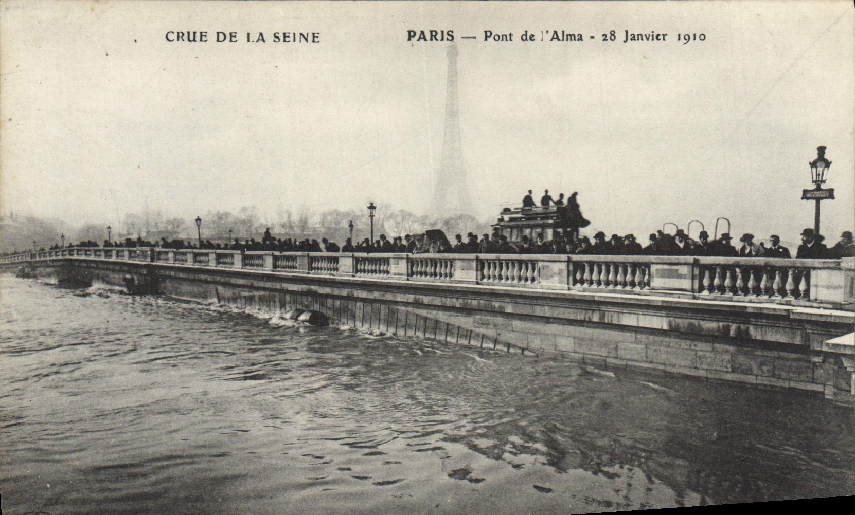 CPA Paris Pont de L'Alma Crue De La Seine Tour Eiffel
