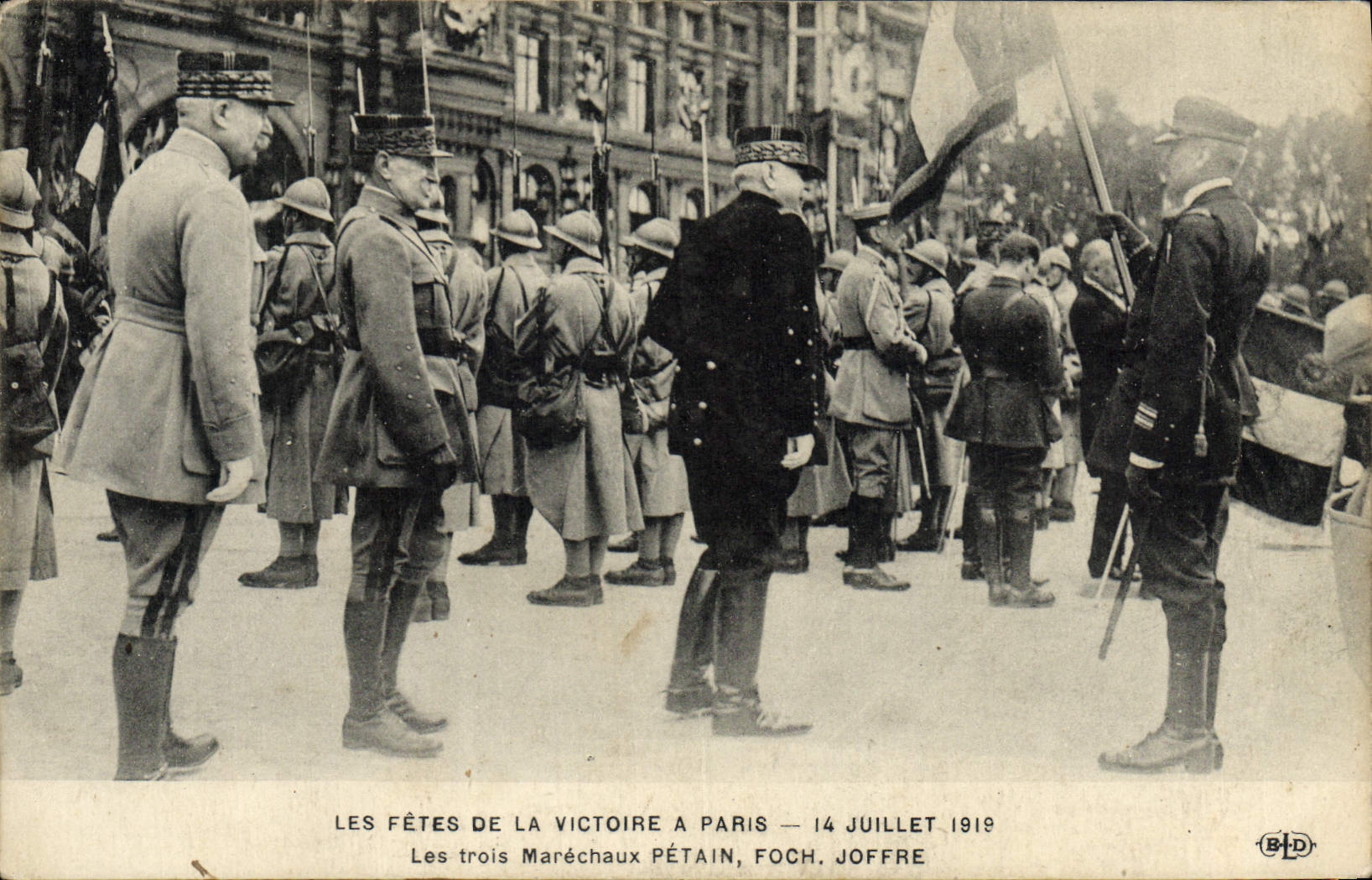 CPA Paris Les Fetes De La Victoire 14 juillet 1919 Les trois marechaux Petain Foch Joffre Militaria 