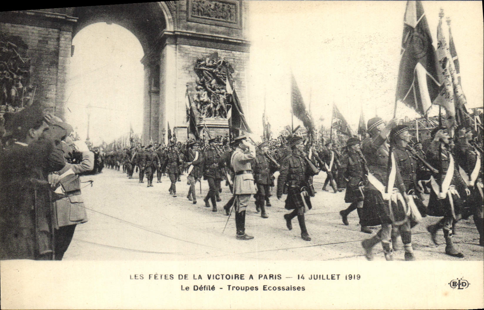 CPA Paris Les Fetes De La Victoire 14 juillet 1919 Le defile Troupes ecossaises Militaria