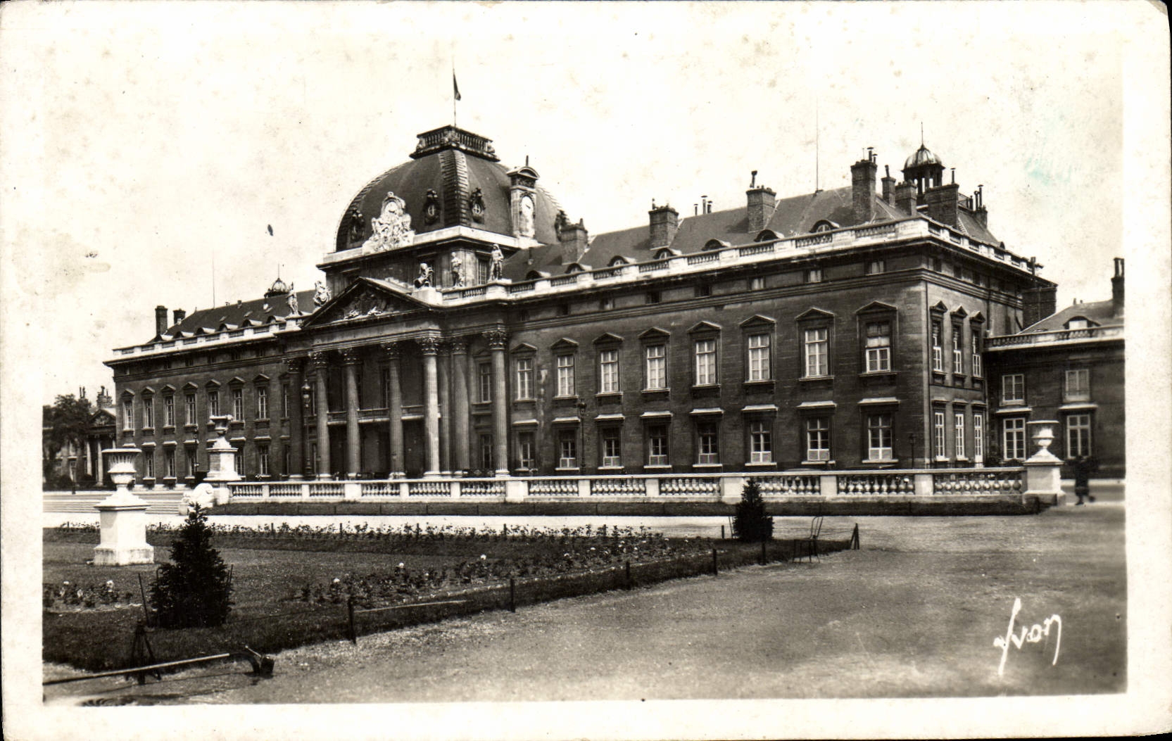 VINTAGE POSTCARD Paris While Strolling Military academy