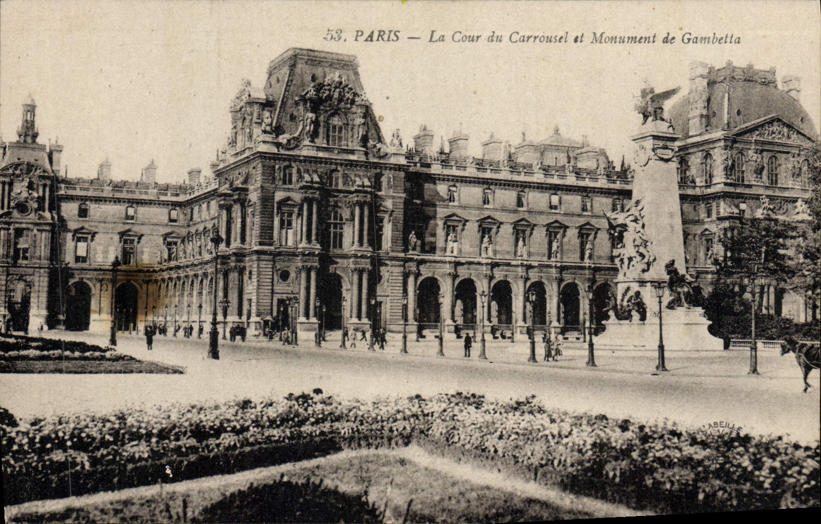 CPA Paris La Cour du Carrousel et Monument de Gambetta