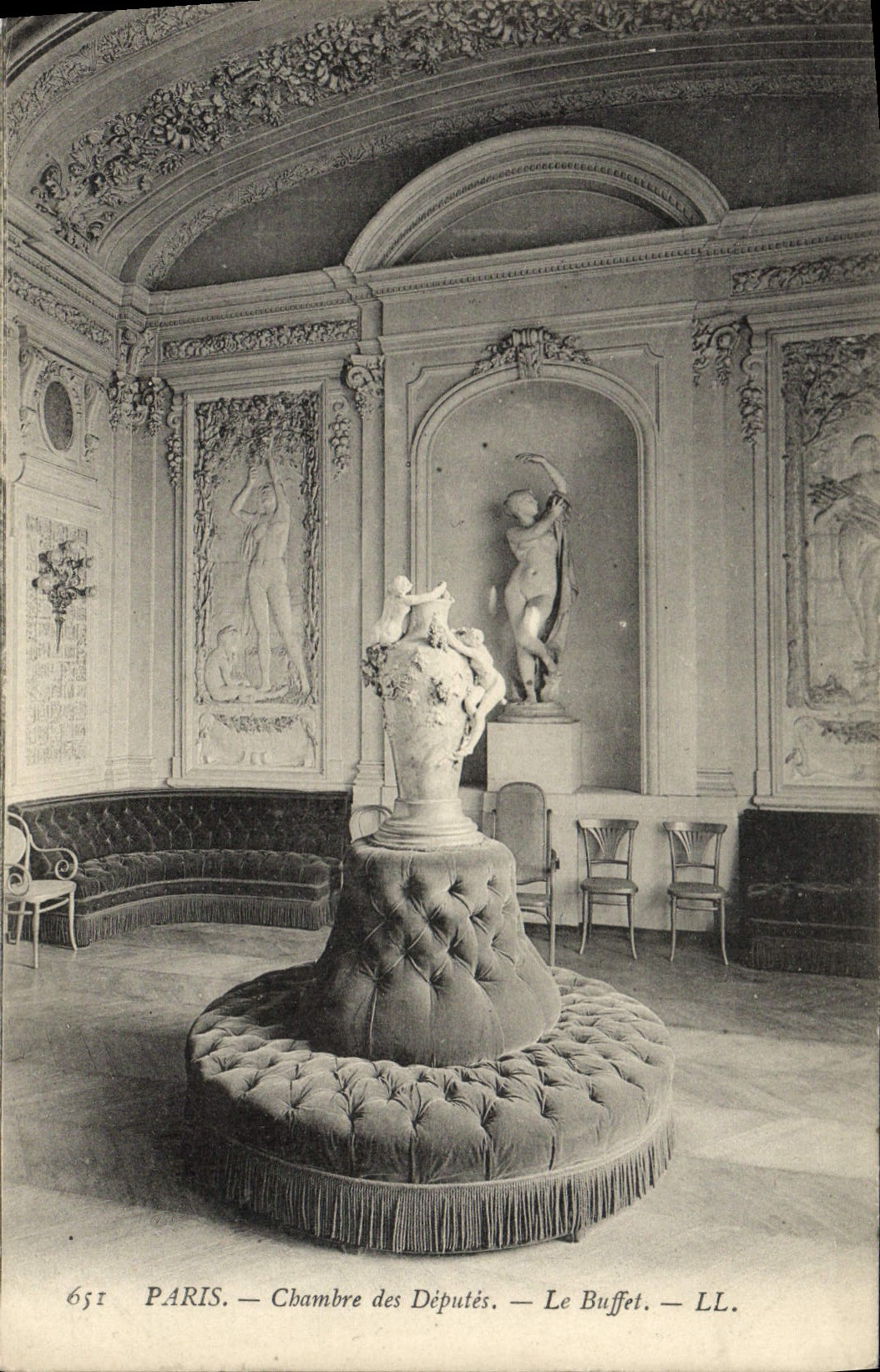 VINTAGE POSTCARD Paris House of Commons the dresser