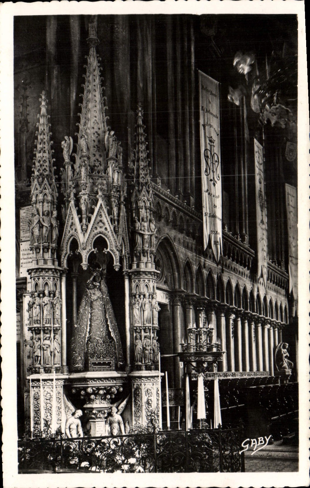 CPA La Delivrande de la Basilique La Vierge noire