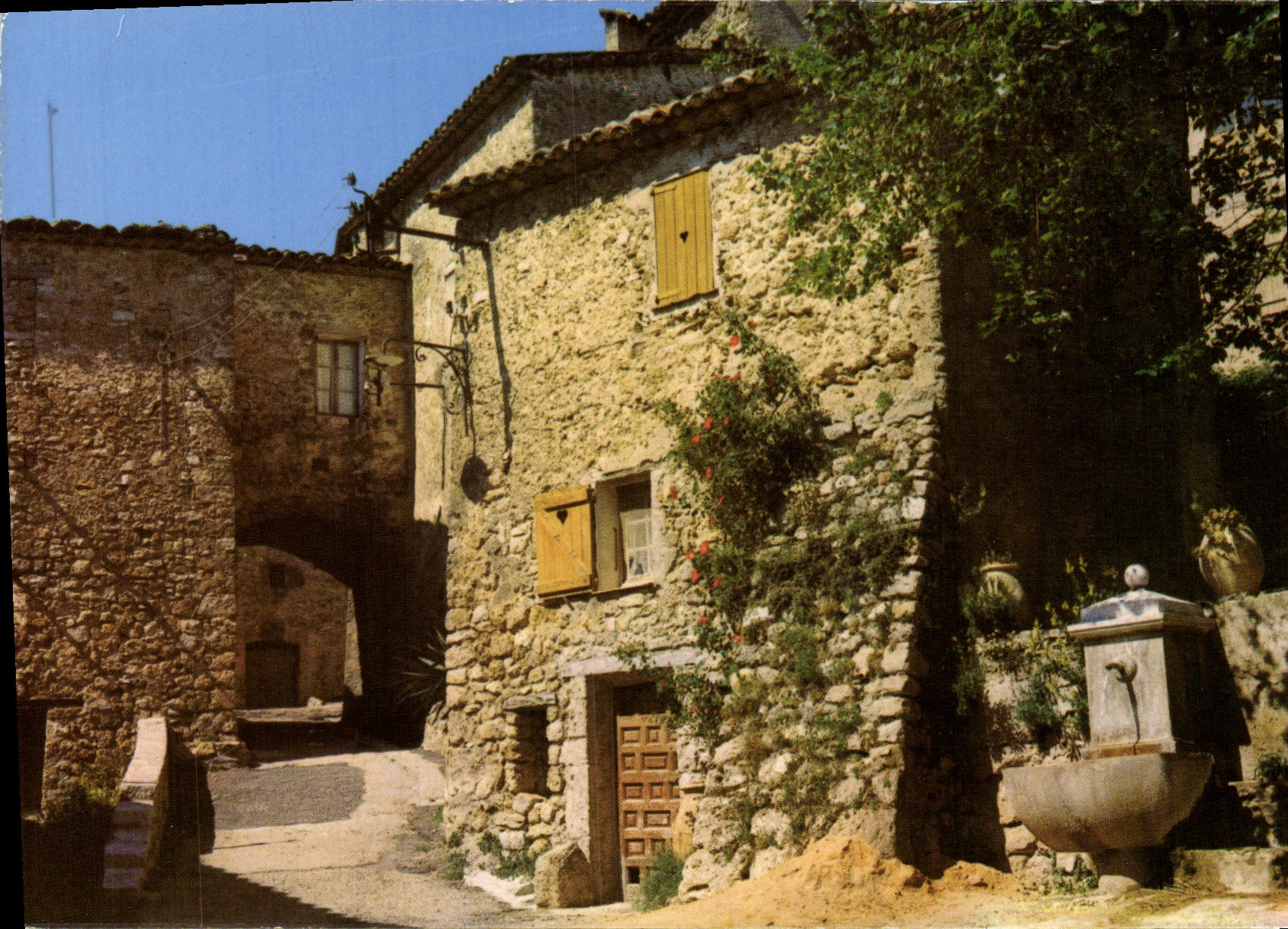 CPM Lumiere Et Beaute De La Cote d'Azur Les Villages De Provence