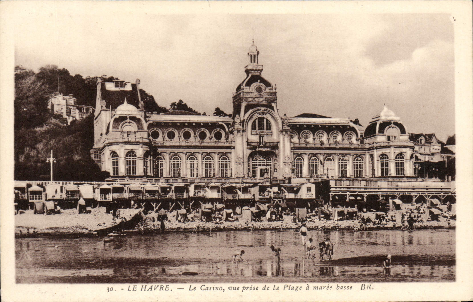 CPA Le Havre Le Casino vue prise de la Plage a maree basse