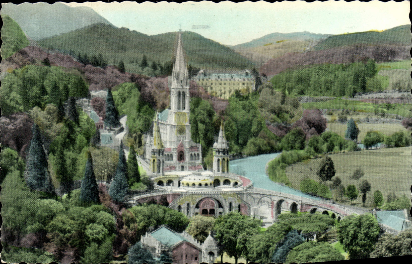 VINTAGE POSTCARD Heavy the Basilica and Gave Monument