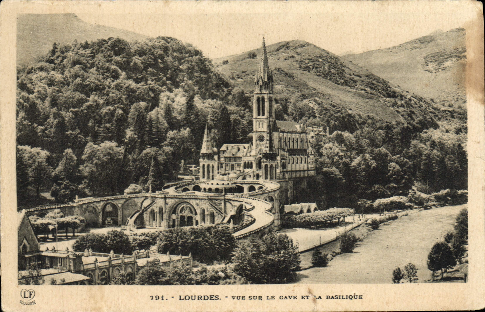 VINTAGE POSTCARD Heavy Sight On the Cage And the basilica