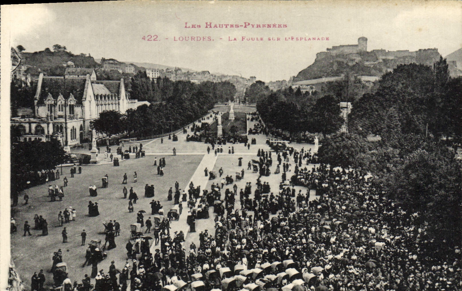 VINTAGE POSTCARD Heavy crowd on the esplanade