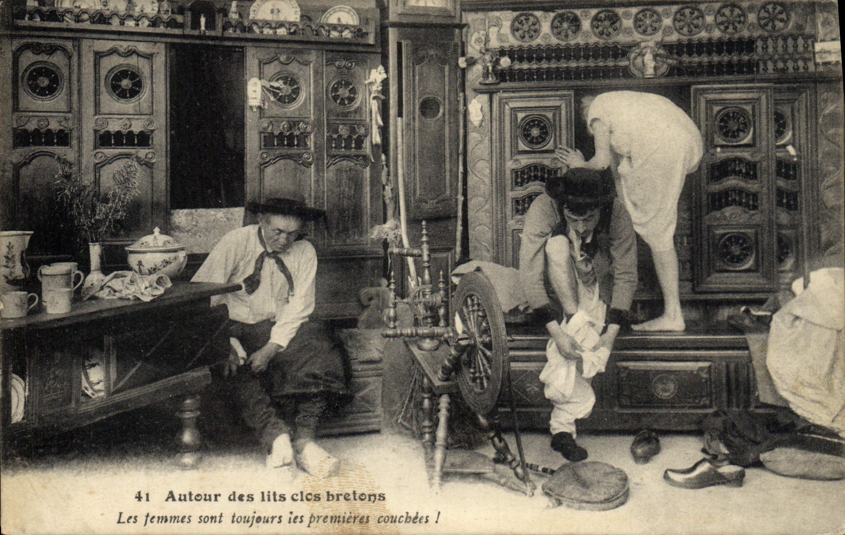 CPA Autour des lits clos bretons Les femmes sont toujours les premieres couchees Folklore 