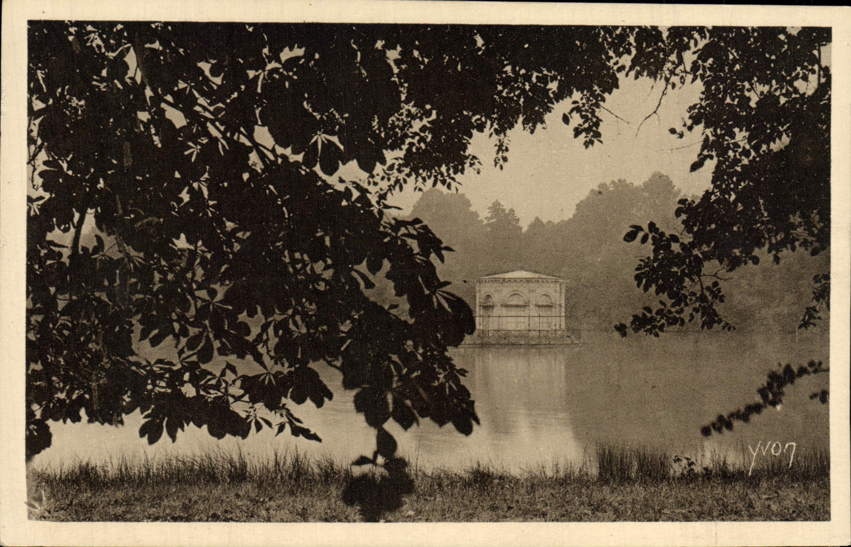 VINTAGE POSTCARD Soft France Palate of Fontainebleau House of the emperor