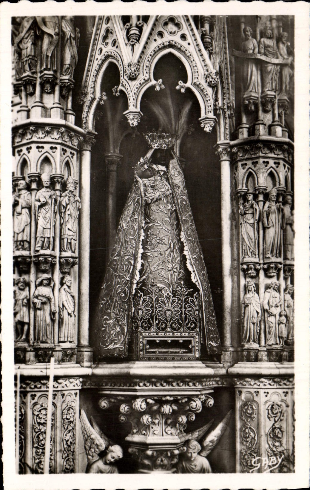 CPM La Delivrande Interieur de la Basilique La vierge noire