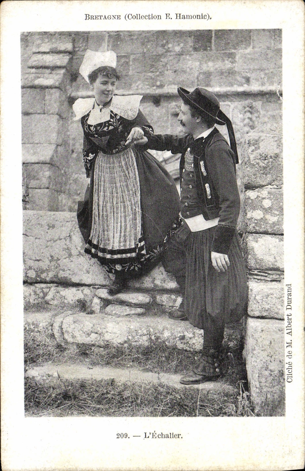 CPA L'Echalier Bretagne Femme Folklore 