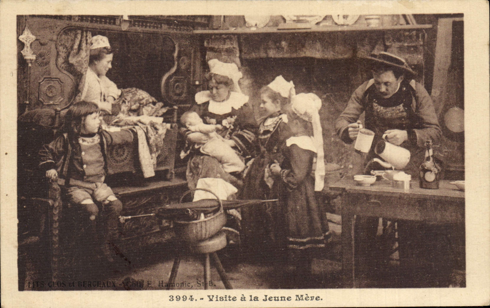 CPA Visite a la Jeune Mere Folklore