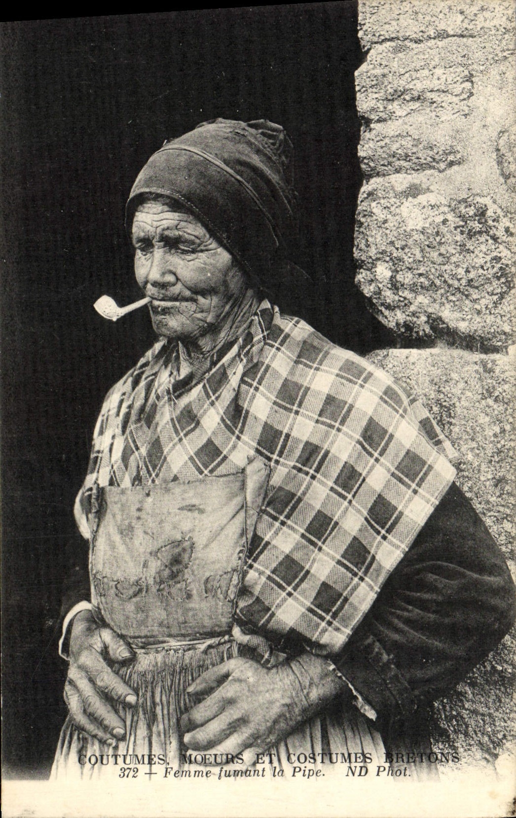 CPA Coutumes Moeurs Et Bretagne Femme Fumant la pipe Tabac Folklore